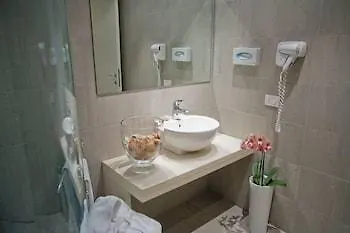 Cube מלון 4*