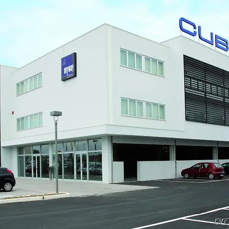 Cube מלון ראבנה