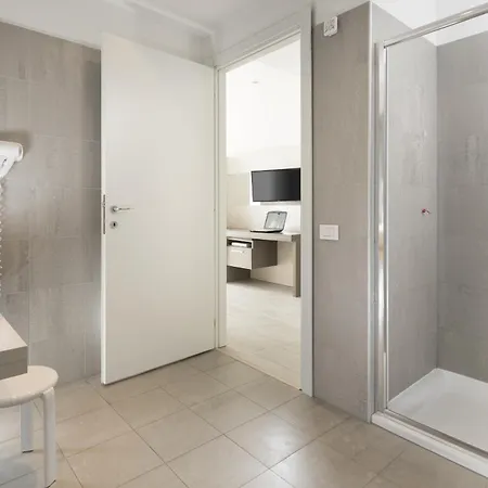 מלון Cube ראבנה